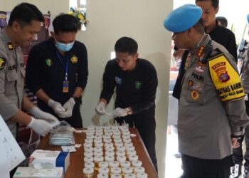 Wujud Dukungan Reformasi dan Pencegahan Narkoba, Polda Kaltim Gelar Pemeriksaan Urine terhadap Personel Bidpropam