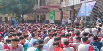 Perjalanan reuni dimulai dengan acara yang digelar di halaman SMP Negeri 1 Balikpapan pada 8 November. Di sana, para alumni dan tokoh sukses, seperti Brigjen Pol Dr. Faizal Ramadhani, Wakil Kepala Polda Papua, dan dr. Sony Devano, seorang pakar akuntansi yang juga kandidat guru besar Universitas Pajajaran, memberikan pemaparan serta motivasi.