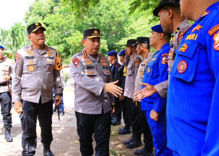 Kapolri Bawa Bantuan dan Tinjau Posko Pengungsi Erupsi Gunung Lewotobi di NTT