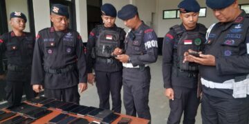 Brimob Polda Kaltim Periksa Ponsel Personel Cegah Judi Online