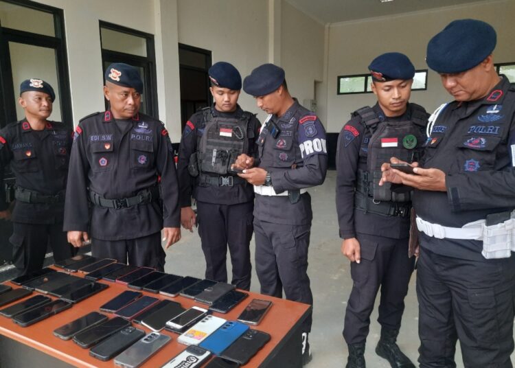 Brimob Polda Kaltim Periksa Ponsel Personel Cegah Judi Online