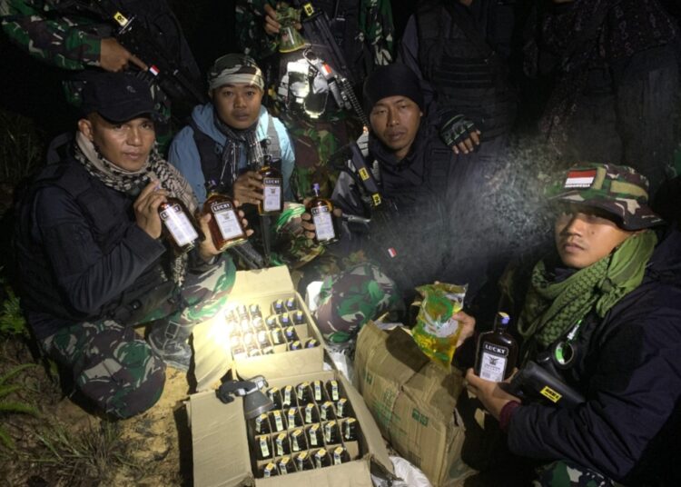 Satgas Yonzipur 8/SMG Gagalkan Penyelundupan Miras dan Minyak Goreng Ilegal di Perbatasan RI-Malaysia