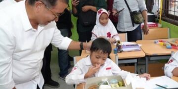 Pantau Program Percontohan Makan Siang Bergizi Gratis di SLBN Balikpapan, Akmal Malik Dorong Peningkatan Anggaran