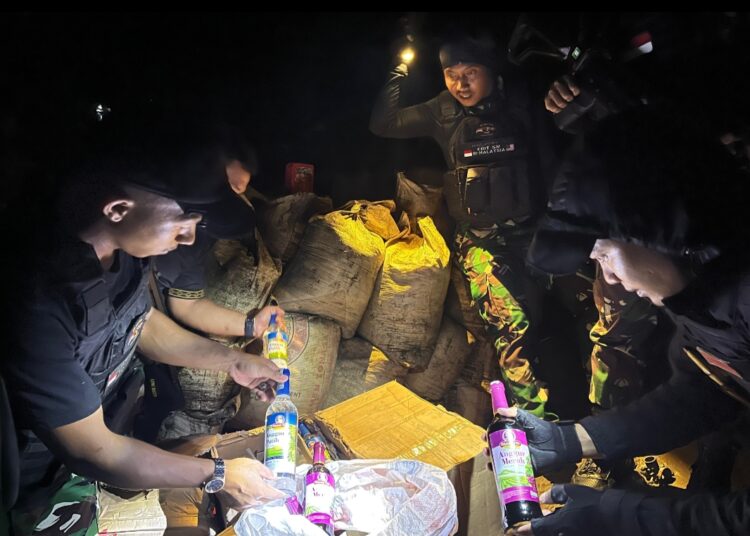 Lagi, Satgas Pamtas Yonzipur 8/SMG Gagalkan Penyelundupan Miras Ilegal di Perbatasan RI-Malaysia