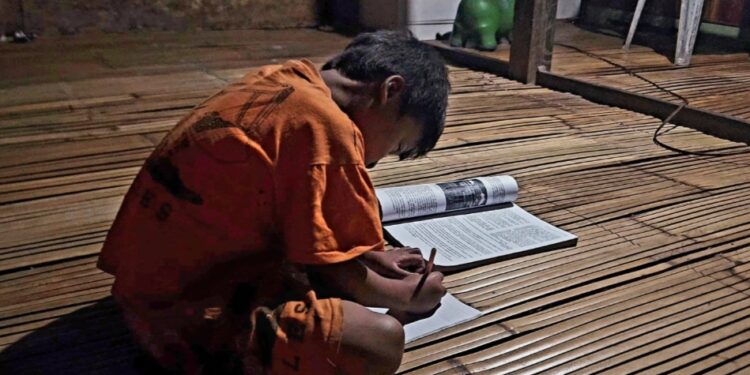 Wujud Negara Hadir, Pemerintah dan PLN Berhasil Listriki 99,92 Persen Desa di Seluruh Indonesia