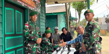 Satgas Pamtas RI-Malaysia Yon Zipur 8/SMG Terima Penyerahan Senjata Rakitan dari Warga Long Bagun