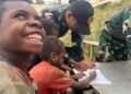Peduli Pendidikan, Satgas Yonif 614/Raja Pandhita Ajarkan Calistung Kepada Anak – Anak Papua