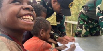 Peduli Pendidikan, Satgas Yonif 614/Raja Pandhita Ajarkan Calistung Kepada Anak – Anak Papua