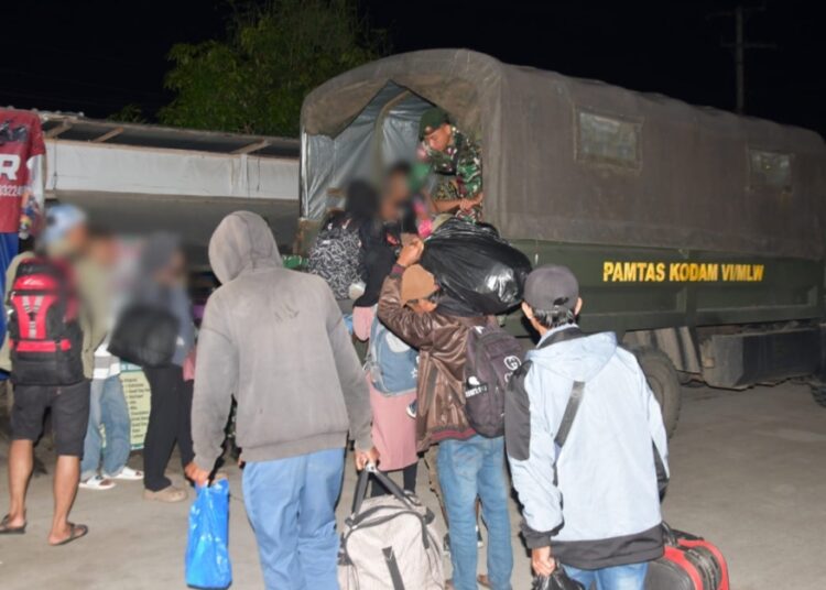 Satgas Pamtas Yonarmed 11 Kostrad Gagalkan Penyelundupan 57 CPMI Ilegal ke Malaysia