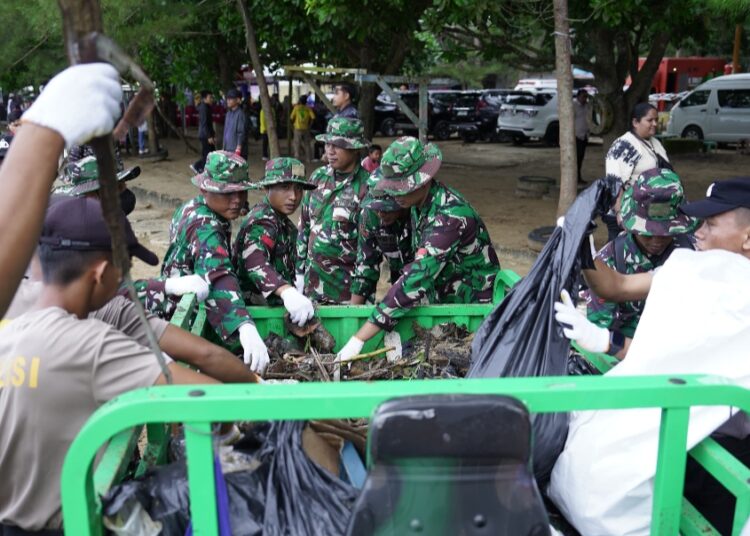 Kolaborasi Bersih Pantai di PPU, Pangdam VI/Mulawarman Tekankan Komitmen Lingkungan