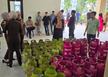Kegiatan penukaran tabung gas elpiji tiga kilogram (gas melon) ke tabung gas non-subsidi berukuran 5,5 kilogram (tabung pink) yang diinisiasi oleh Pemkot Balikpapan dan Pertamina Patra Niaga. (jan)