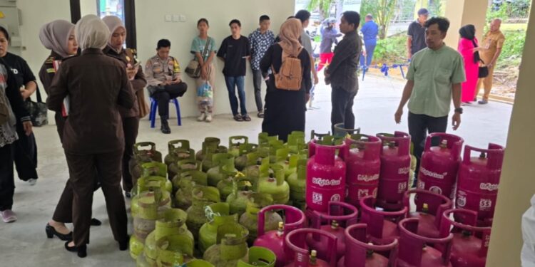 Kegiatan penukaran tabung gas elpiji tiga kilogram (gas melon) ke tabung gas non-subsidi berukuran 5,5 kilogram (tabung pink) yang diinisiasi oleh Pemkot Balikpapan dan Pertamina Patra Niaga. (jan)