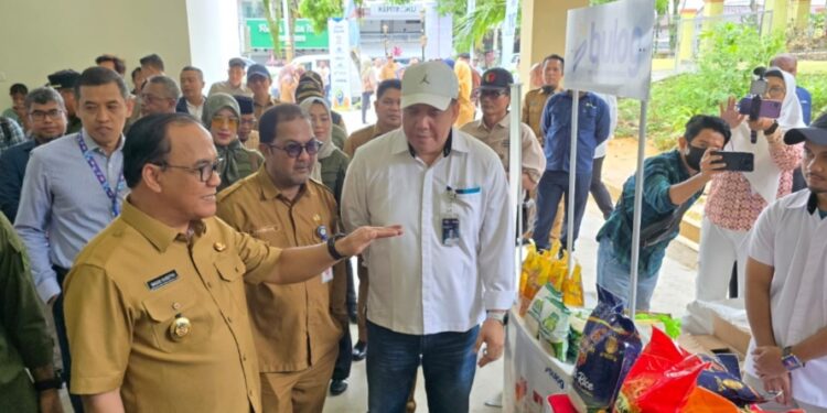 Wakil Wali Kota Balikpapan, Bagus Susetyo, meninjau pelaksanaan Pasar Murah, Senin 24 Februari 2025. (jan)