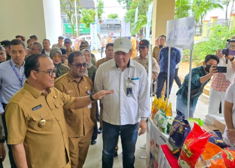 Wakil Wali Kota Balikpapan, Bagus Susetyo, meninjau pelaksanaan Pasar Murah, Senin 24 Februari 2025. (jan)