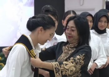 Kepala Disparpora, Ratih Kusuma, saat menyematkan slempang kepada finalis Duta Wisata Manuntung Balikpapan. (IST)