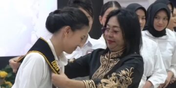 Kepala Disparpora, Ratih Kusuma, saat menyematkan slempang kepada finalis Duta Wisata Manuntung Balikpapan. (IST)