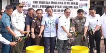 Satpol PP Balikpapan Musnahkan Ribuan Botol Miras dan Puluhan Pom Mini Tak Berizin