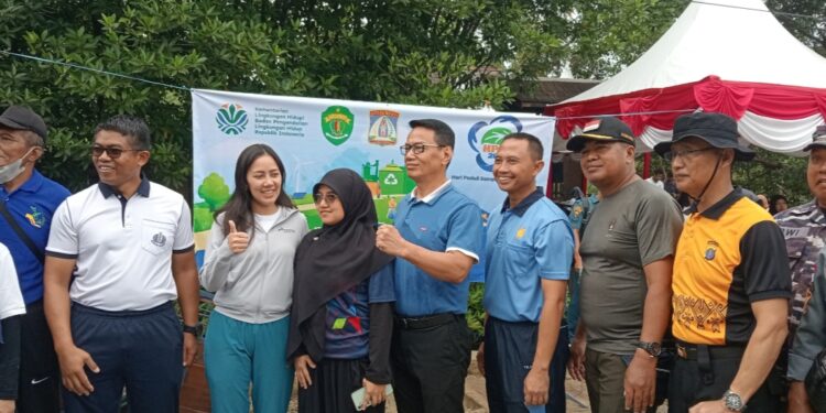 DLH Balikpapan gelar aksi bersih sampah peringati Hari Peduli Sampah Nasional 2025, di kawasan Mangrove Margo Mulyo, Kecamatan Balikpapan Barat, Kamis, 27 Februari 2025.