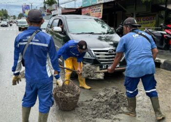 Tim dari Dinas PU Balikpapan langsung membersihkan lumpur di jalan pascabanjir