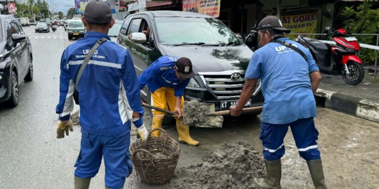 Tim dari Dinas PU Balikpapan langsung membersihkan lumpur di jalan pascabanjir