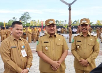 Bupati PPU, Mudyat Noor (tengah)