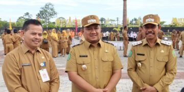 Bupati PPU, Mudyat Noor (tengah)