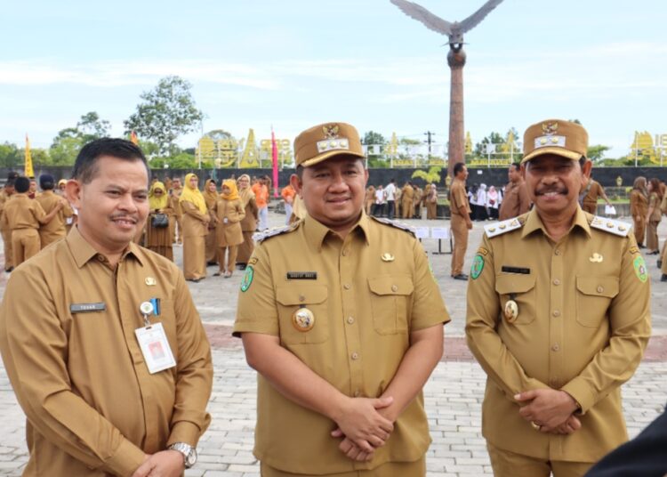 Bupati PPU, Mudyat Noor (tengah)