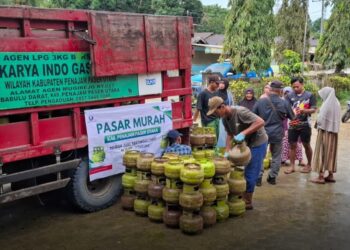Operasi Pasar Gas LPG 3 Kg dan Sembako di Halaman Kantor Kelurahan Pemaluan Kecamatan Sepaku, Jumat 7 Maret 2025