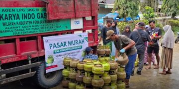Operasi Pasar Gas LPG 3 Kg dan Sembako di Halaman Kantor Kelurahan Pemaluan Kecamatan Sepaku, Jumat 7 Maret 2025
