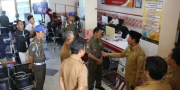 Wakil Bupati PPU, Abdul Waris Muin, menggelar inspeksi mendadak (Sidak) di beberapa Organisasi Perangkat Daerah (OPD), Senin pagi, 10 Maret 2025.