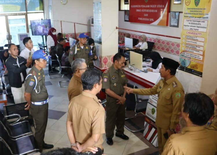 Wakil Bupati PPU, Abdul Waris Muin, menggelar inspeksi mendadak (Sidak) di beberapa Organisasi Perangkat Daerah (OPD), Senin pagi, 10 Maret 2025.