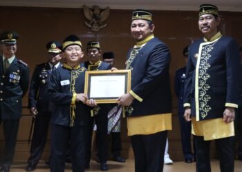 Bupati PPU, Mudyat Noor, saat menyerahkan penghargaan
