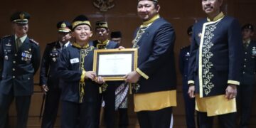 Bupati PPU, Mudyat Noor, saat menyerahkan penghargaan