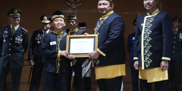 Bupati PPU, Mudyat Noor, saat menyerahkan penghargaan