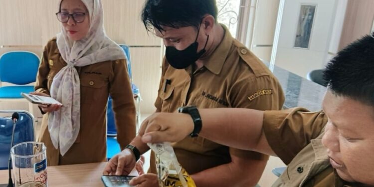 Dinas Koperasi, Usaha Kecil Menengah, Perindustrian, dan Perdagangan (Diskukmperindag) PPU melakukan pengecekan langsung Minyak Kita