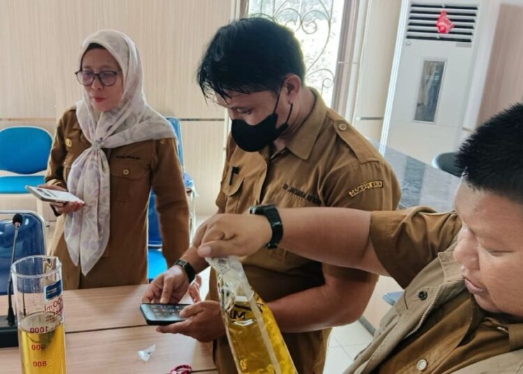 Dinas Koperasi, Usaha Kecil Menengah, Perindustrian, dan Perdagangan (Diskukmperindag) PPU melakukan pengecekan langsung Minyak Kita
