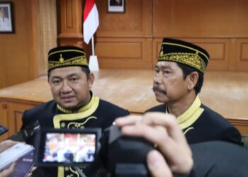 Bupati Mudyat Noor diwawancarai wartawan