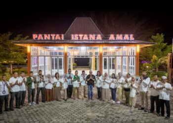 Jajaran Protokol dan Komunikasi Pimpinan (Prokopim) PPU menggelar buka puasa bersama (Bukber) di Pantai Istana Amal, Penajam, Selasa malam (11/3/2025).