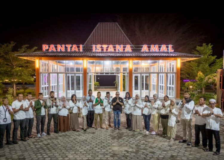 Jajaran Protokol dan Komunikasi Pimpinan (Prokopim) PPU menggelar buka puasa bersama (Bukber) di Pantai Istana Amal, Penajam, Selasa malam (11/3/2025).