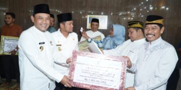 Penyerahan bantuan hibah dan santunan sosial dari Pemerintah Provinsi Kaltim
