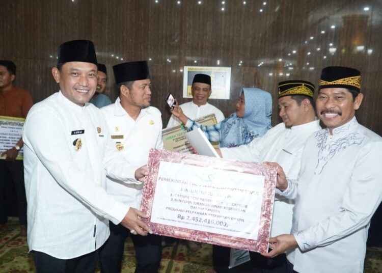 Penyerahan bantuan hibah dan santunan sosial dari Pemerintah Provinsi Kaltim