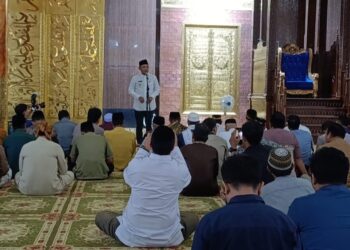Salat tarawih bersama Gubernur dan Wakil Gubernur Kalimantan Timur (Kaltim), DPRD, serta jajaran Forkopimda di Masjid Agung Al-Ikhlas Islamic Center
