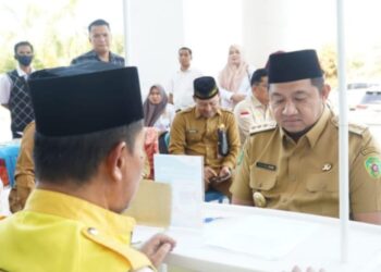 Pembayaran zakat Bupati PPU, Mudyat Noor, Wakil Bupati Abdul Waris Muin, serta jajaran pejabat Pemkab PPU di Kantor Badan Amil Zakat Nasional (Baznas) PPU