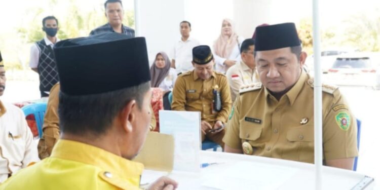 Pembayaran zakat Bupati PPU, Mudyat Noor, Wakil Bupati Abdul Waris Muin, serta jajaran pejabat Pemkab PPU di Kantor Badan Amil Zakat Nasional (Baznas) PPU