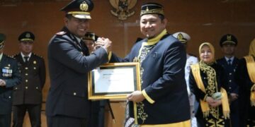 Mudyat Noor memberikan penghargaan kepada AKBP Supriyanto