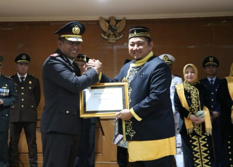 Mudyat Noor memberikan penghargaan kepada AKBP Supriyanto