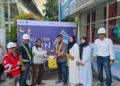 GM Pelindo Regional 4 cabang Balikpapan Suhadi Hamid (kanan) menyerahkan menu berbuka puasa di Posko Mudik Bersama BUMN, Pelabuhan Semayang (ist)
