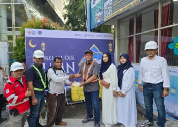 GM Pelindo Regional 4 cabang Balikpapan Suhadi Hamid (kanan) menyerahkan menu berbuka puasa di Posko Mudik Bersama BUMN, Pelabuhan Semayang (ist)