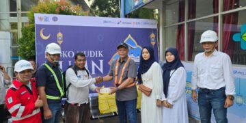 GM Pelindo Regional 4 cabang Balikpapan Suhadi Hamid (kanan) menyerahkan menu berbuka puasa di Posko Mudik Bersama BUMN, Pelabuhan Semayang (ist)