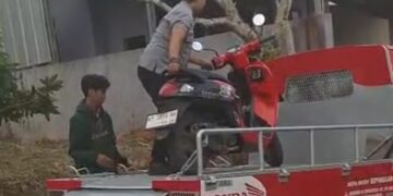 Foto : Motor milik Fredy dijemput pihak dealer setelah mendadak mati usai isi Pertamax